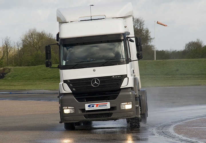 Wet handling for truck tire